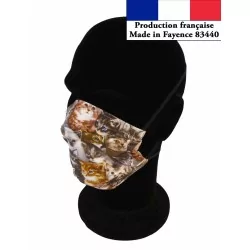 Protective mask with pleats...