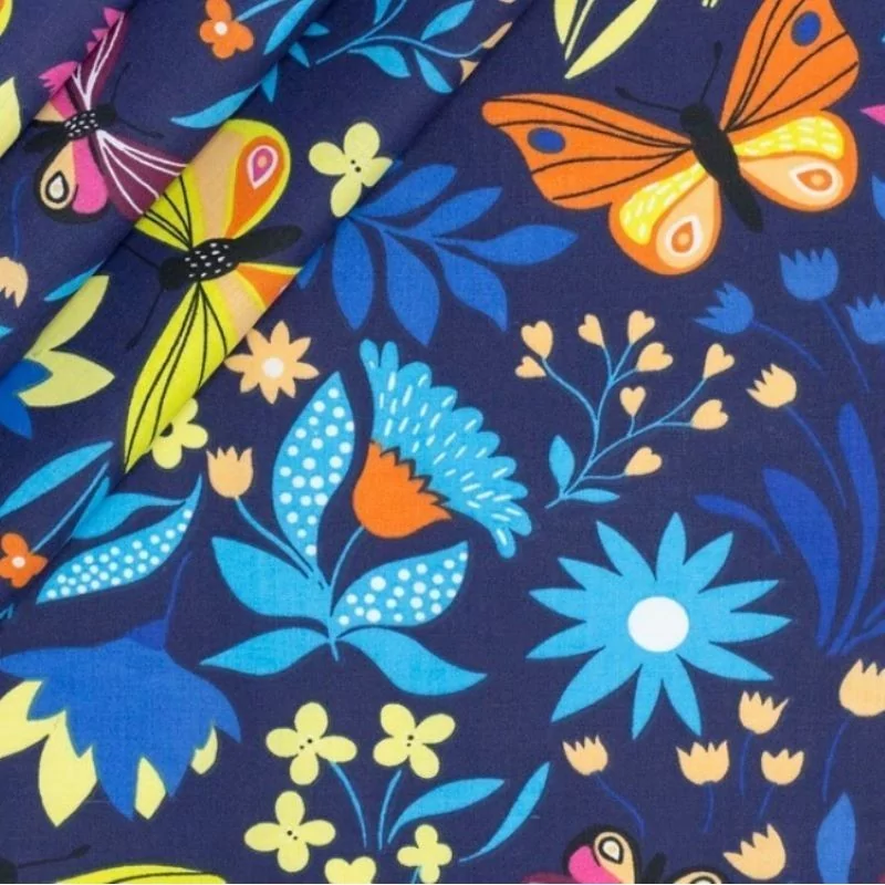Mariposas de tela de algodón y flores azules. Nikita Loup