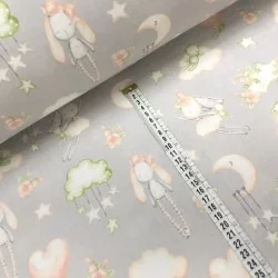 Tissu en coton imprimé avec des lapins et des oursons dormant. Tissu pour linges de lit. Nikita Loup